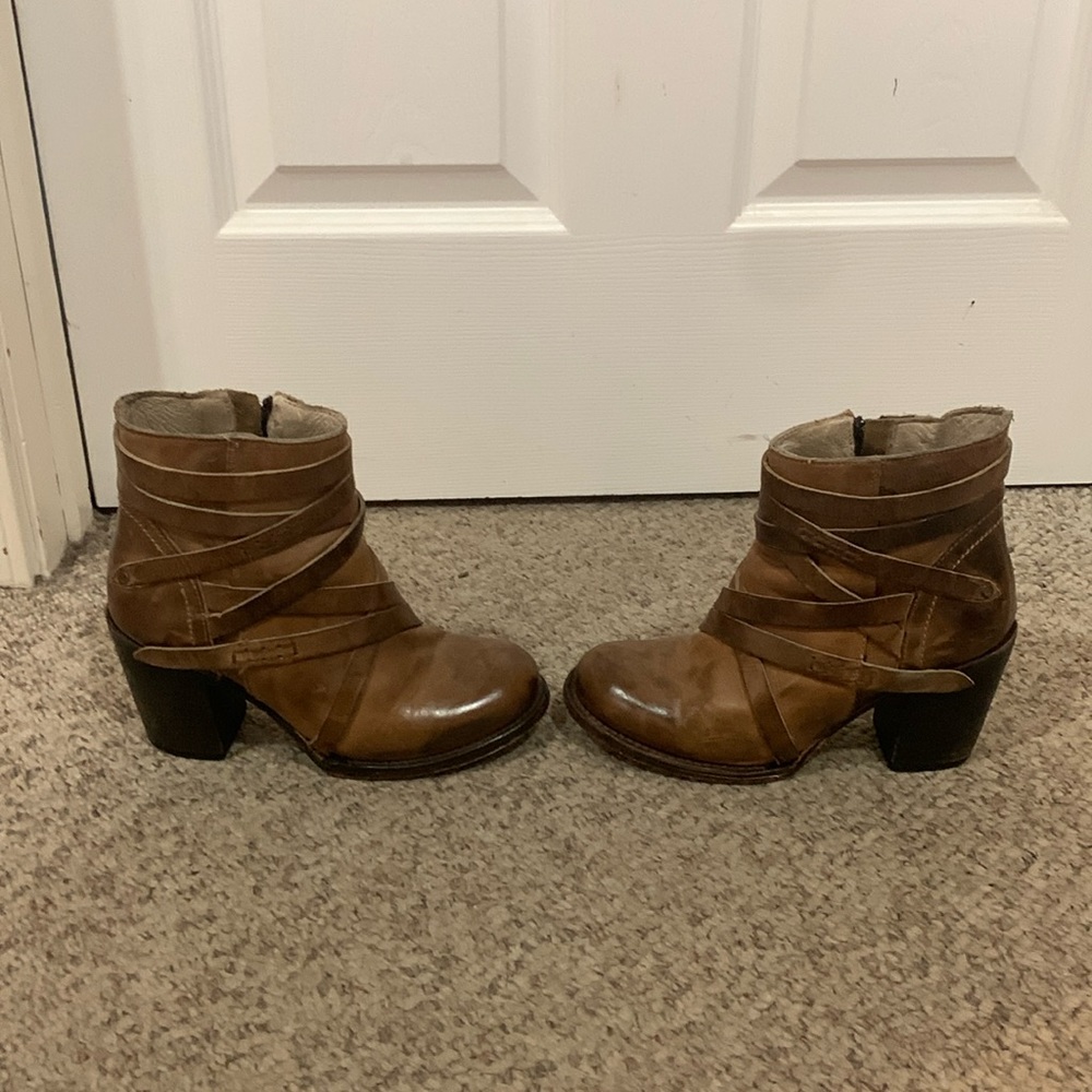 Freebird by Steven brindle Tan leather Gem harness ankle short boots sz 6